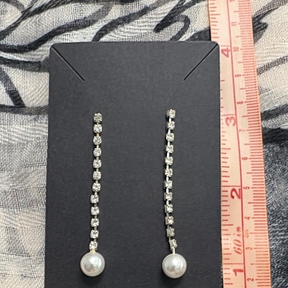 Jewelry - 🖤Elegant Silver and Pearl Drop Earrings🖤
